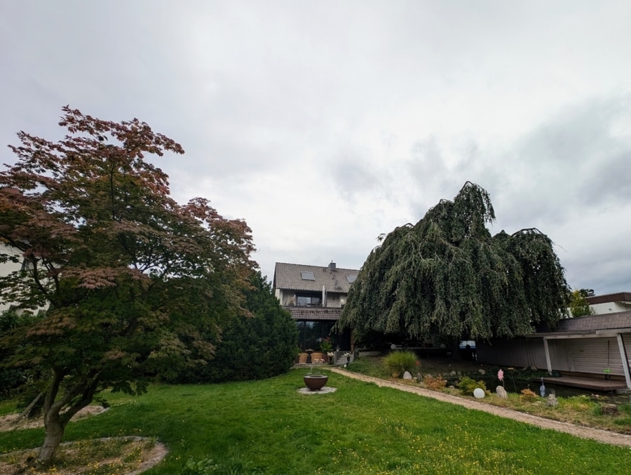 Blick zur Terrasse - Exklusives Wohnen in Langenhagen: Traumhaus mit Kamin, Teich und großzügigem Grundstück