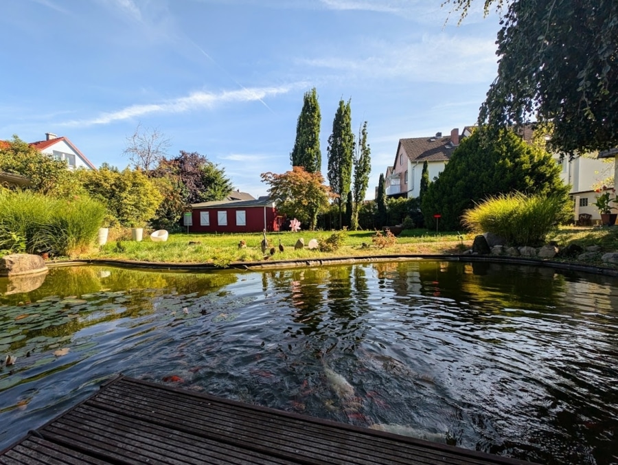 Koiteich - Exklusives Wohnen in Langenhagen: Traumhaus mit Kamin, Teich und großzügigem Grundstück