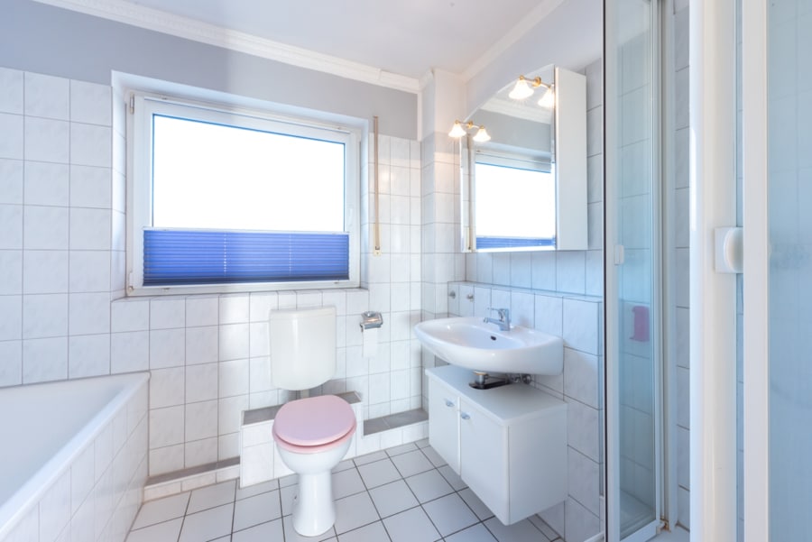 Lichtdurchflutete Mai­so­nette­woh­nung in Essen-Bedingrade! - Bad mit Dusche und Wanne