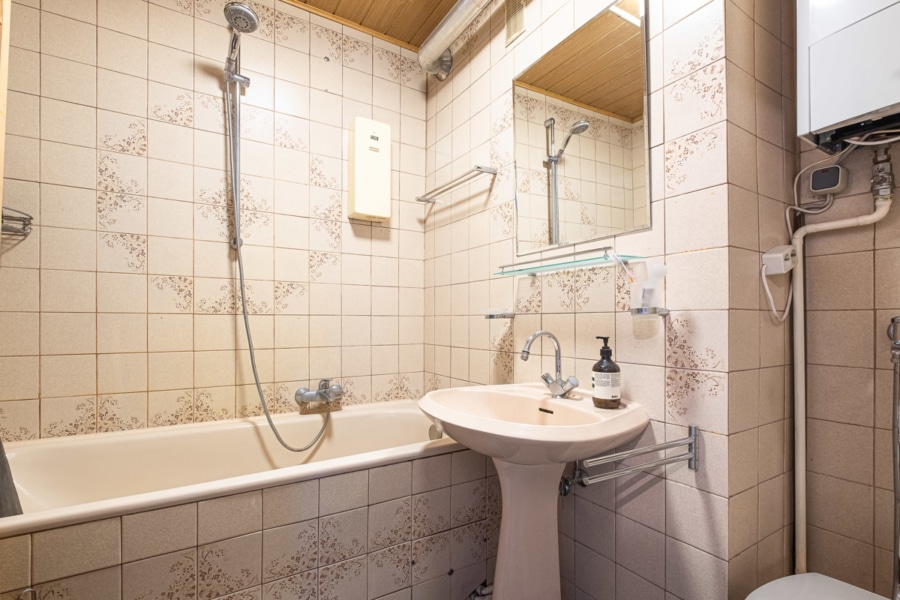 Bad mit Badewanne und WC - Ihr neues Zuhause oder Investment in Köln-Höhenhaus – Jetzt zugreifen!