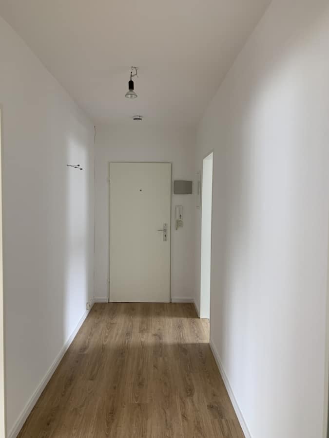 Flur - Charmante 2-Zimmer-Wohnung mit Südbalkon in ruhiger Lage – frisch modernisiert und bezugsfertig!