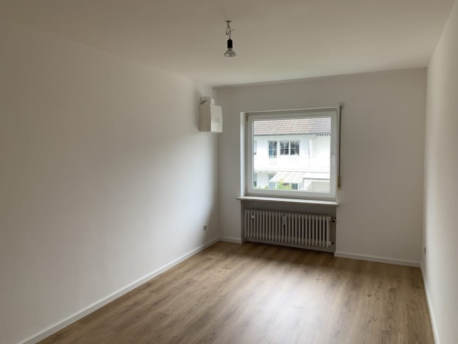 Schlafzimmer - Charmante 2-Zimmer-Wohnung mit Südbalkon in ruhiger Lage – frisch modernisiert und bezugsfertig!