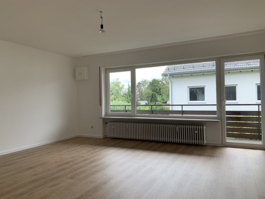 Wohnzimmer - Charmante 2-Zimmer-Wohnung mit Südbalkon in ruhiger Lage – frisch modernisiert und bezugsfertig!