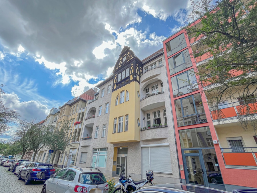 Hausfront - Nähe Altstadt Spandau mit 2 Balkonen im Altbaucharme