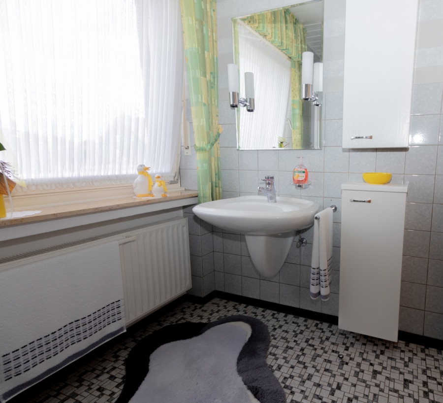 Badezimmer unten - Anspruchsvolles Wohnen in bester Lage, Mehrgenerationenhaus, ca.3750 m² Grundstück