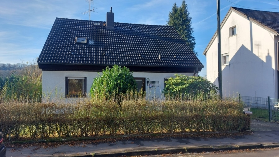 Straßenansicht - Familiennest mit großem Garten