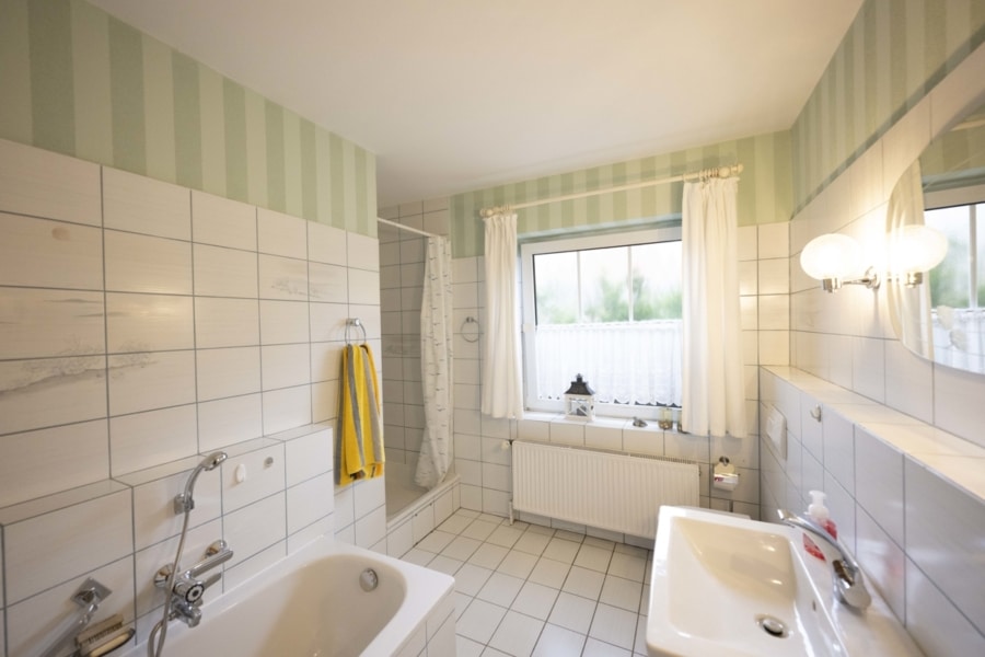 Badezimmer EG - Ihr neues Zuhause: Zweifamilienhaus mit Einliegerwohnung und großem Grundstück in Langenhagen!