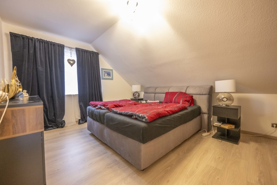 Schlafzimmer 1.OG - Ihr neues Zuhause: Zweifamilienhaus mit Einliegerwohnung und großem Grundstück in Langenhagen!