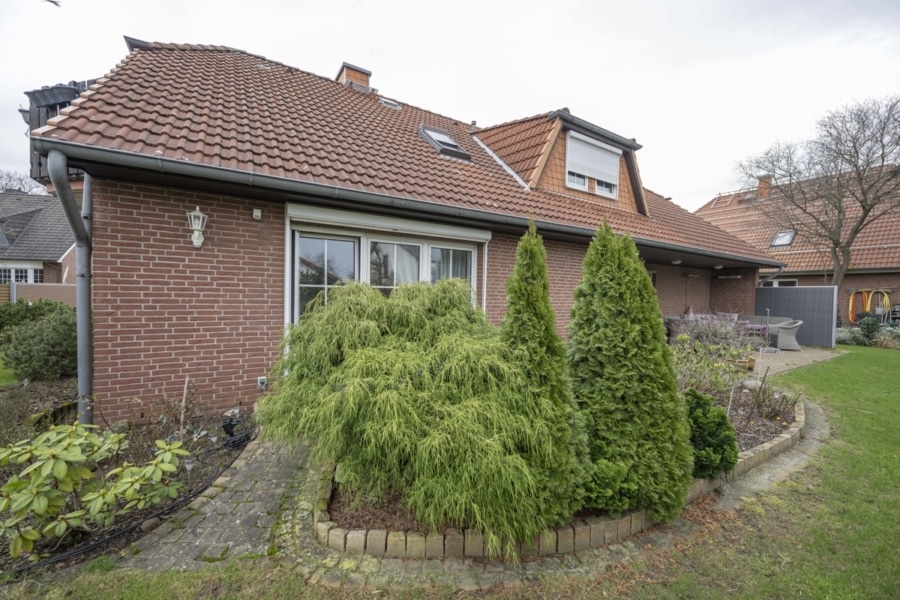 Garten - Ihr neues Zuhause: Zweifamilienhaus mit Einliegerwohnung und großem Grundstück in Langenhagen!