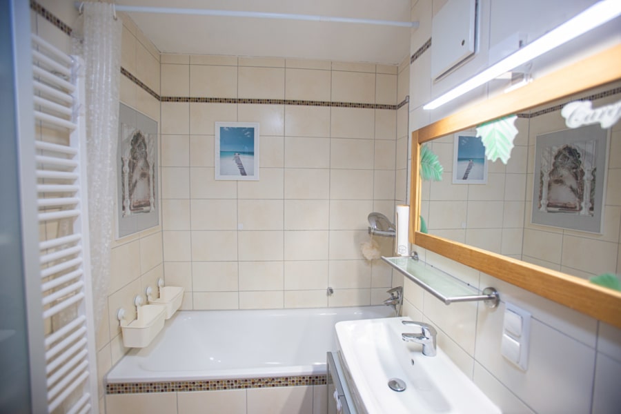 Badezimmer - Ihr Traumzuhause in Oberschleißheim:Moderne 4-Zimmer-Wohnung mit Balkon und exzellenter Ausstattung!