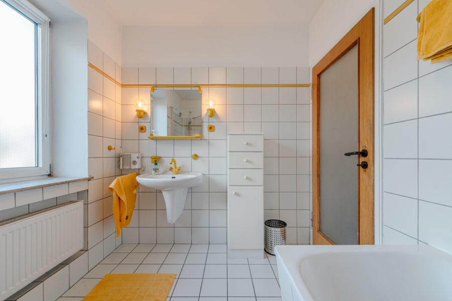 Weitere Ansicht Tageslichtbad mit Wanne und Dusche 1. OG - Familienidyll in bester Lage von Essen-Bergerhausen – Charmantes Reihenmittelhaus mit Garten