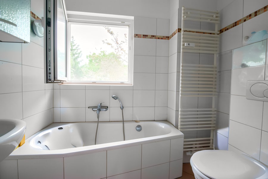 Ansicht Bad mit Wanne und Dusche - Mieteinnahmen gesichert: Vermietete Wohnung in begehrter Lage