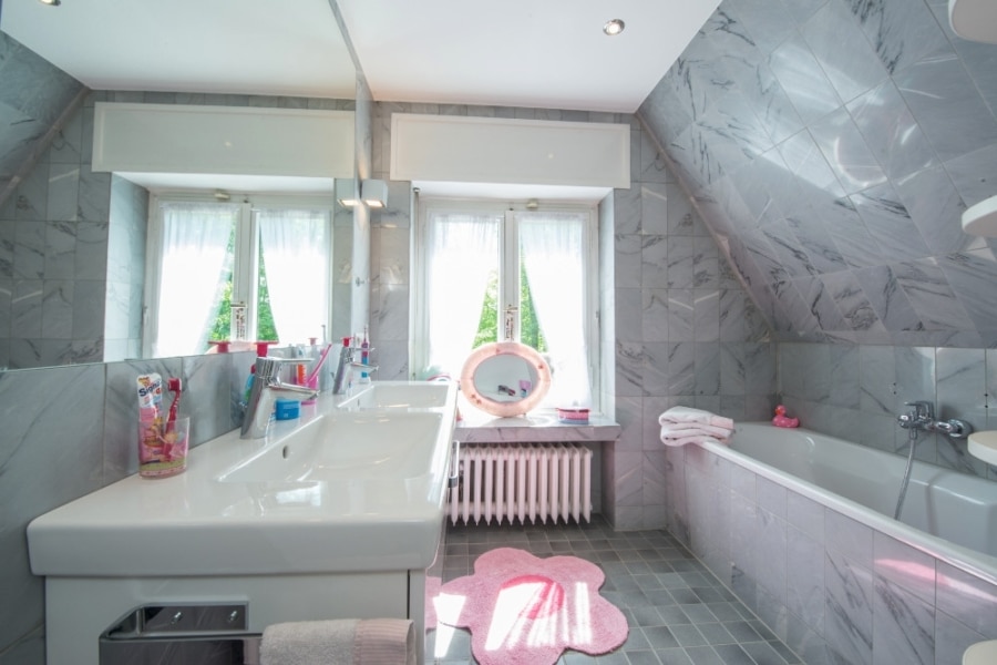 Badezimmer mit Dusche und Badewanne - Villa Sunshine