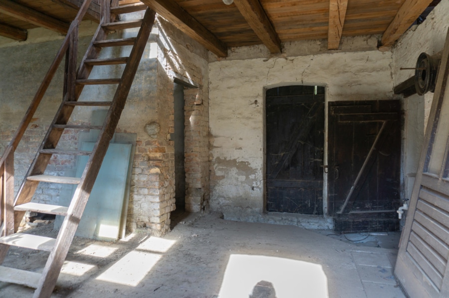 Scheune Treppe - Freiraum trifft Potenzial: 88 m² Wohnfläche, 400 m² Nutzfläche, großem Grundstück in Blankenhagen