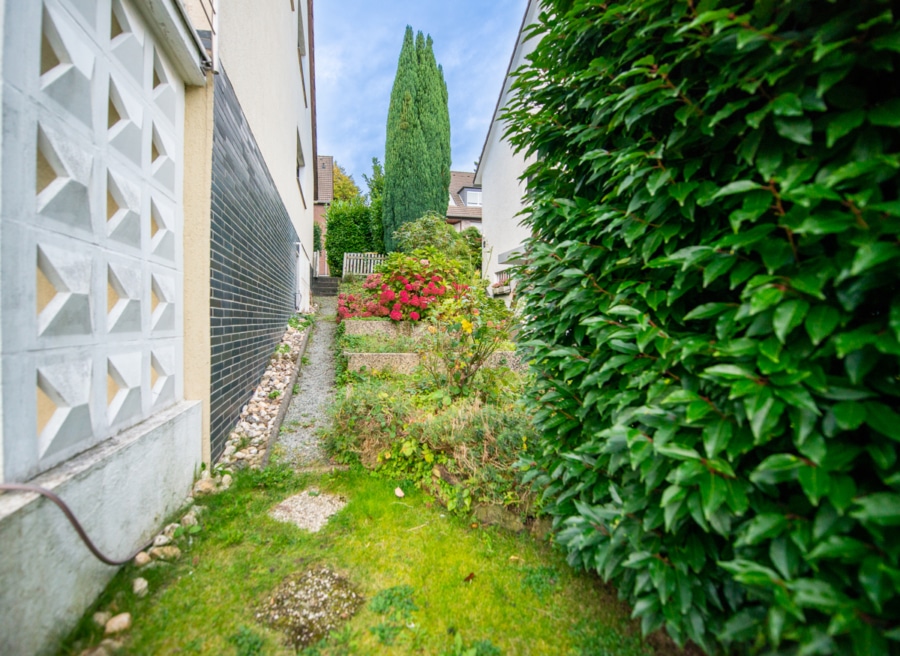 Ansicht_Seiteneingang Garten - Gepflegtes Zweifamilienhaus in ruhiger Seitenstraße – Ein Wohntraum mit vielen Extras