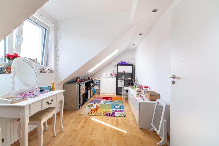 Kinderzimmer im DG - Familientraum in ruhiger Lage – Modernisiertes Reihenmittelhaus mit großem Garten