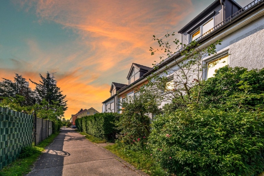 Abenddämmerung - Familientraum in ruhiger Lage – Modernisiertes Reihenmittelhaus mit großem Garten