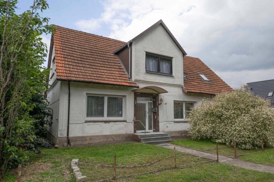 Frontansicht - Einfamilienhaus mit großzügigem Platzangebot und Modernisierungen