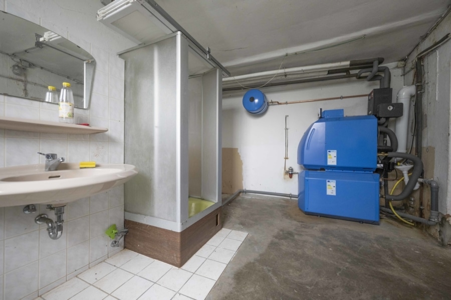 Dusche Werkstatt - Einfamilienhaus mit großzügigem Platzangebot und Modernisierungen