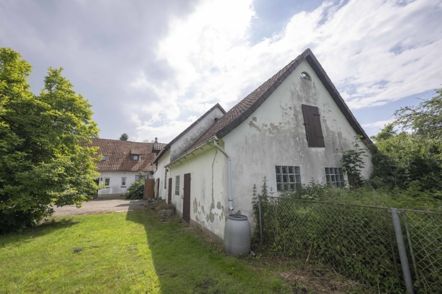 Rückansicht - Einfamilienhaus mit großzügigem Platzangebot und Modernisierungen