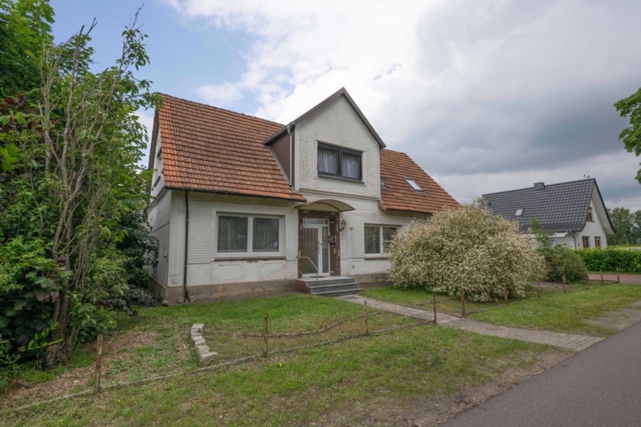 Frontansicht - Einfamilienhaus mit großzügigem Platzangebot und Modernisierungen