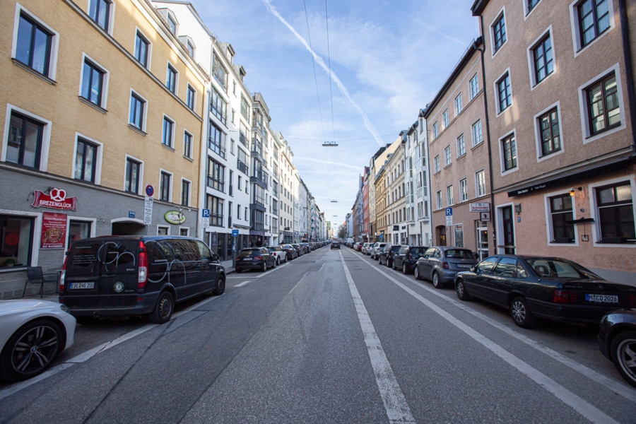 Dort wohnen wo sich alles abspielt - RESERVIERT Urbanes Juwel: EG-Wohnung mit Garten & Garage in Münchens Maxvorstadt - Top-Lage!