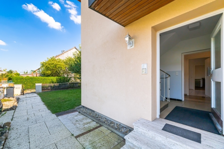 Blick ins Treppenhaus - Attraktive 3-Zimmer-Wohnung mit Loggia und stabiler Mieteinnahme