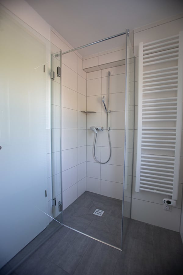 Begehbare Dusche im Badezimmer - Exklusive 2-Zimmer-Neubauwohnung in Ismaning – Modern, nachhaltig & naturnah wohnen!