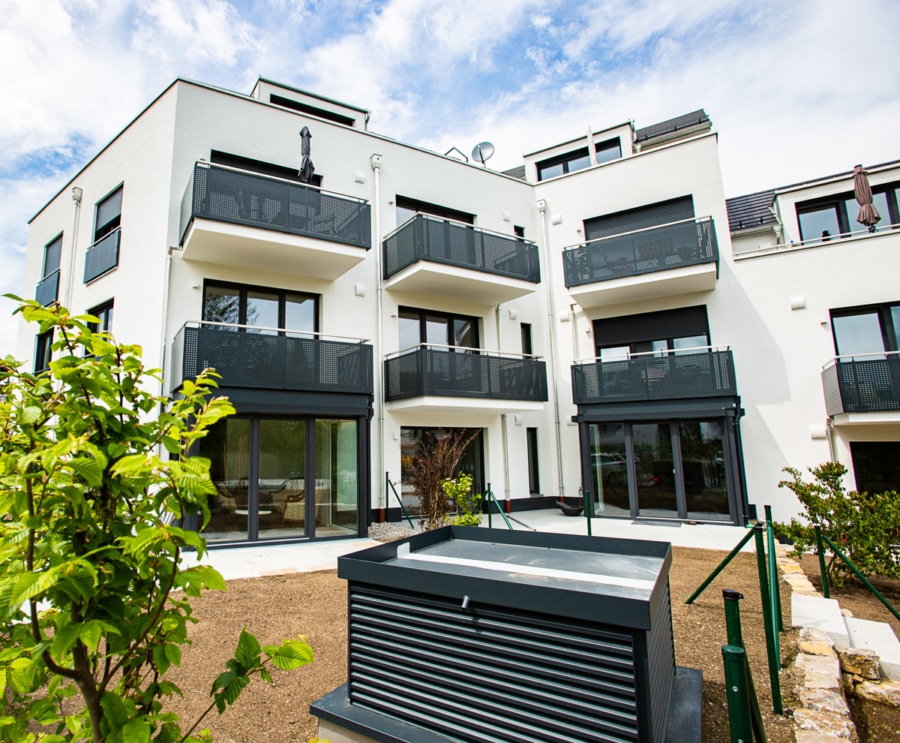 Außenansicht Balkon mit Blick in den ruhigen Garten - Exklusive 2-Zimmer-Neubauwohnung in Ismaning – Modern, nachhaltig & naturnah wohnen!