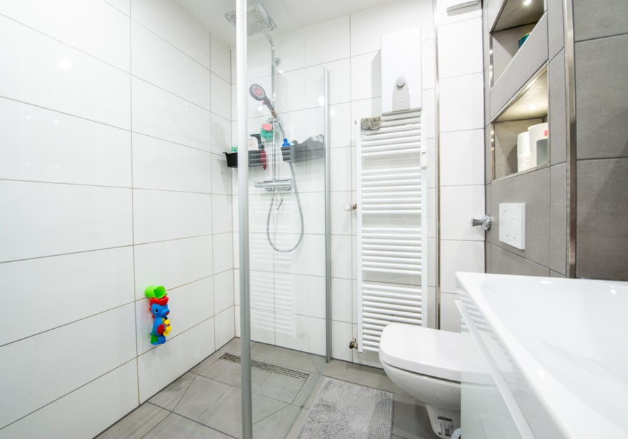 Voll möblierte Wohnung mit Garage in Bestlage von Essen Kray! - Ansicht saniertes Duschbadezimmer