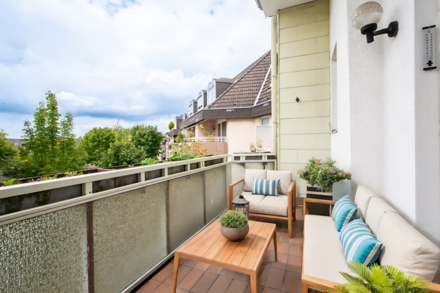 Virtual Staging Balkon Ansicht 1 - Zentral gelegene 3-Zimmer-Wohnung mit Balkon und viel Platz zur individuellen Gestaltung