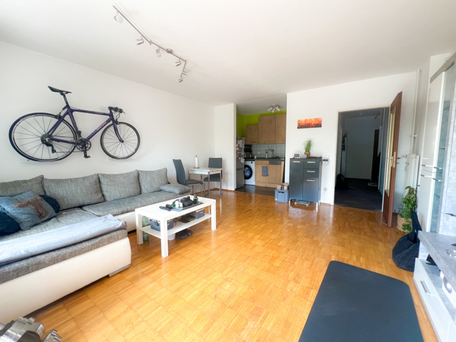 WOHNUNG 1: Wohnzimmer - Attraktives Immobilienpaket: Zwei Wohnungen mit Garage – Top Investment!